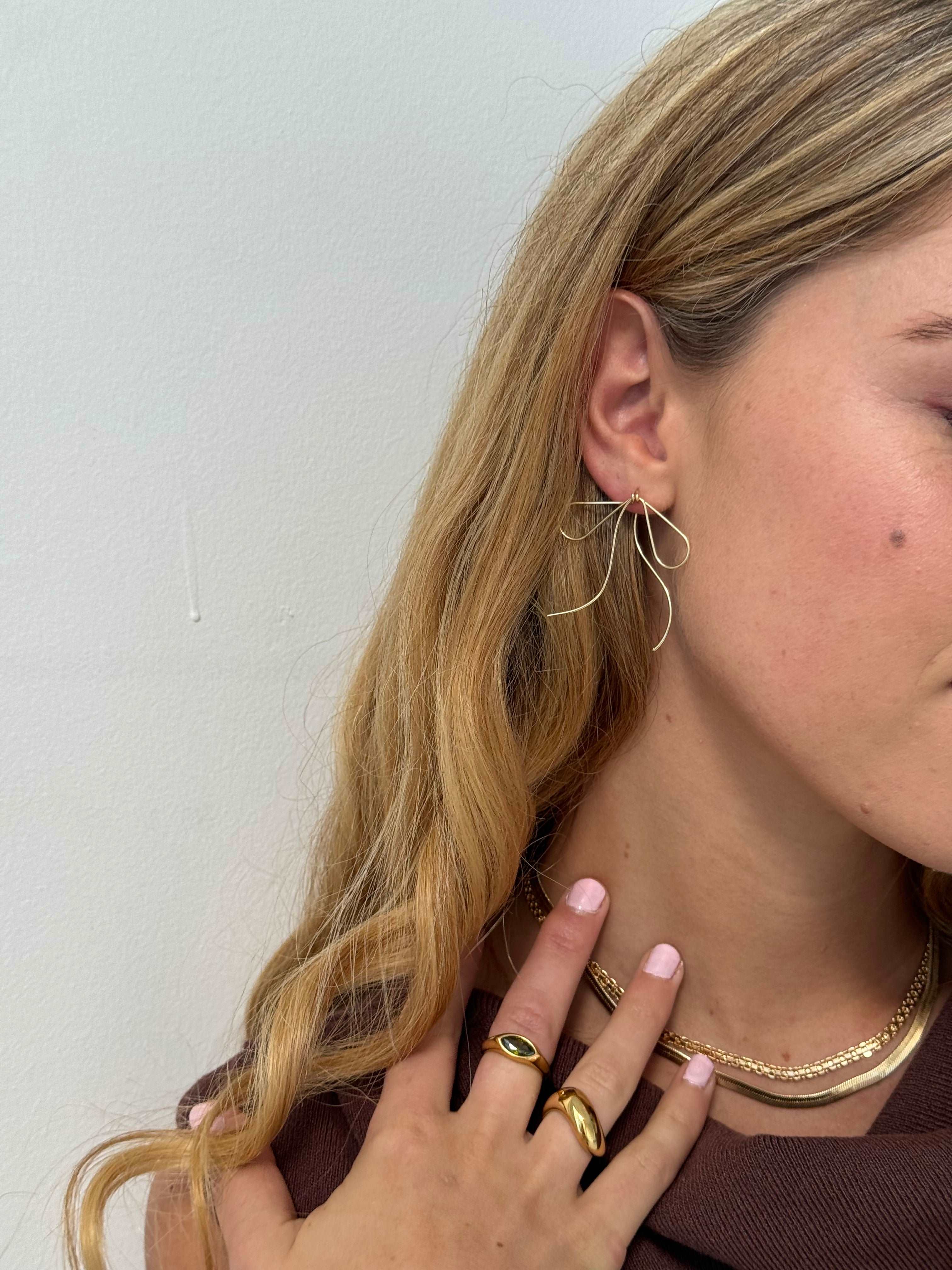 Bow threader earrings in gold 
