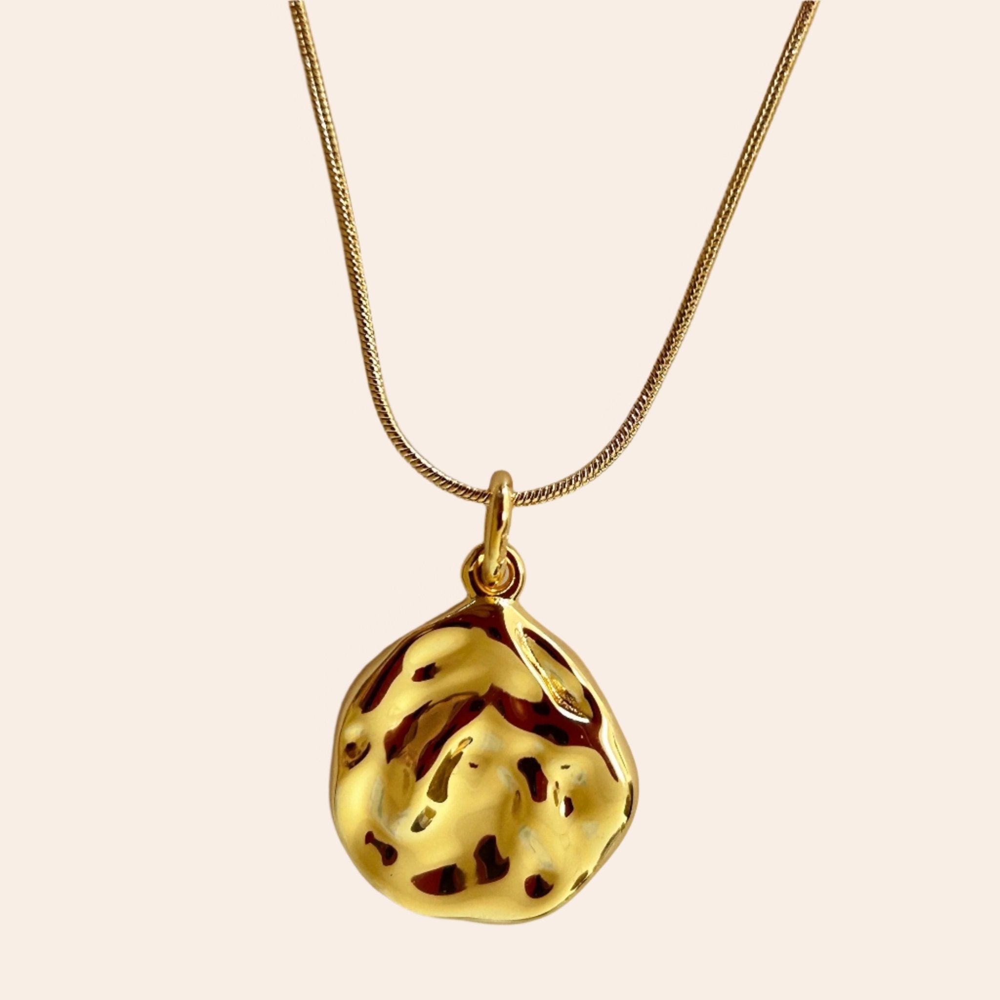 Pebble shaped pendant necklace in gold vermeil 