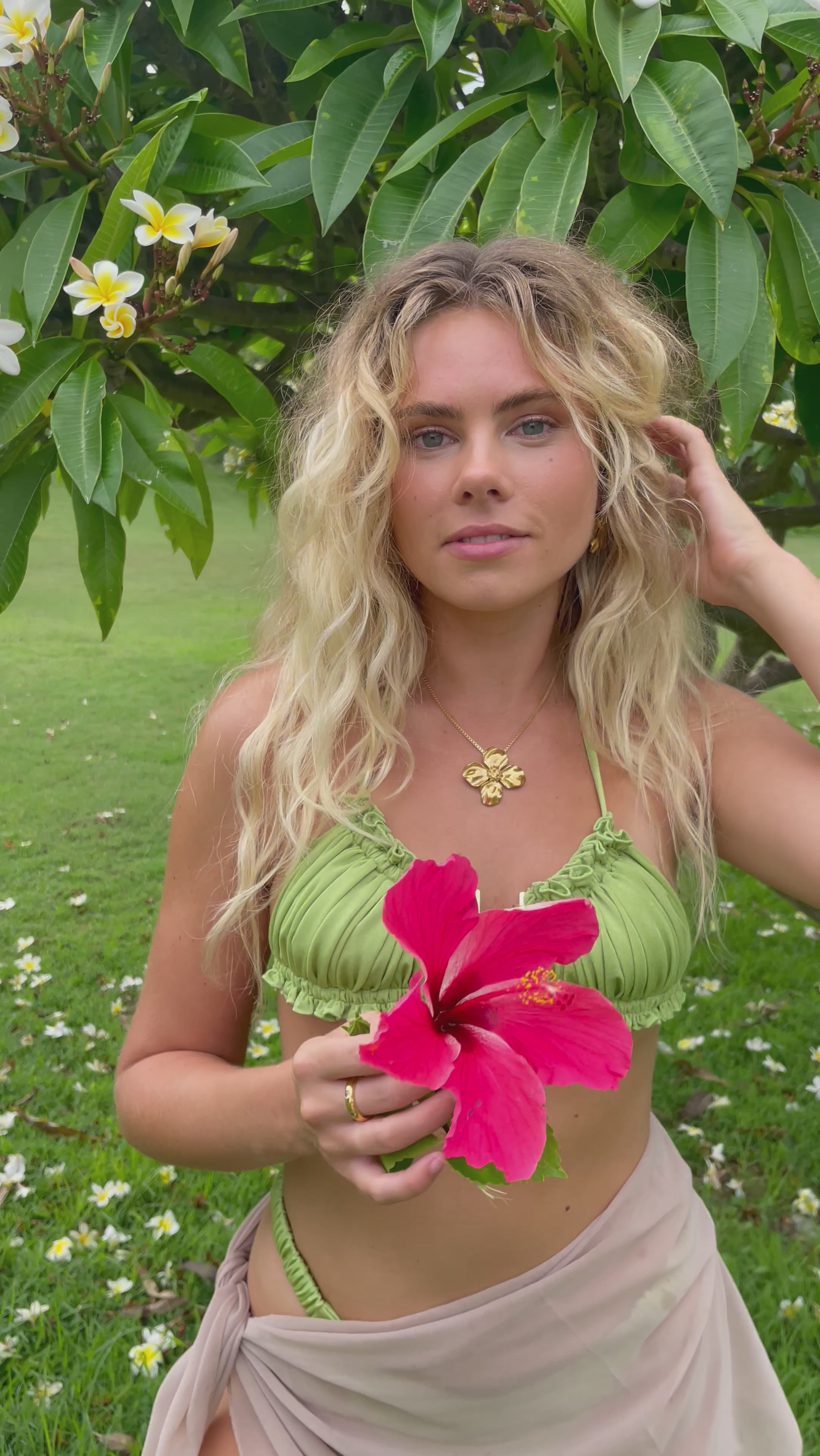 Tropical Hibiscus Flower necklace in 18k gold fill video